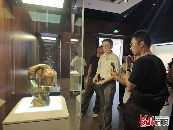 牛盈服务中心 河北博物院今年暑期累计接待观众76.2万人次，同比增长18.4%